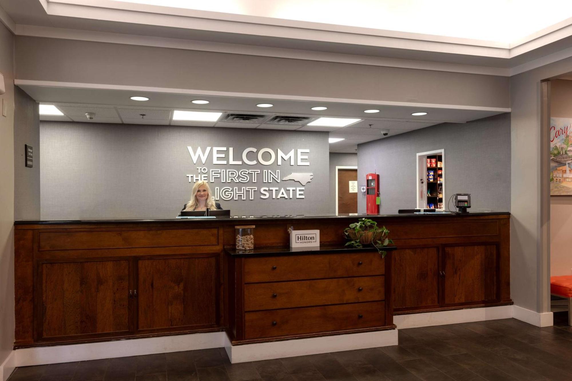 Hampton Inn & Suites Raleigh Cary Lenovo Center Eksteriør billede
